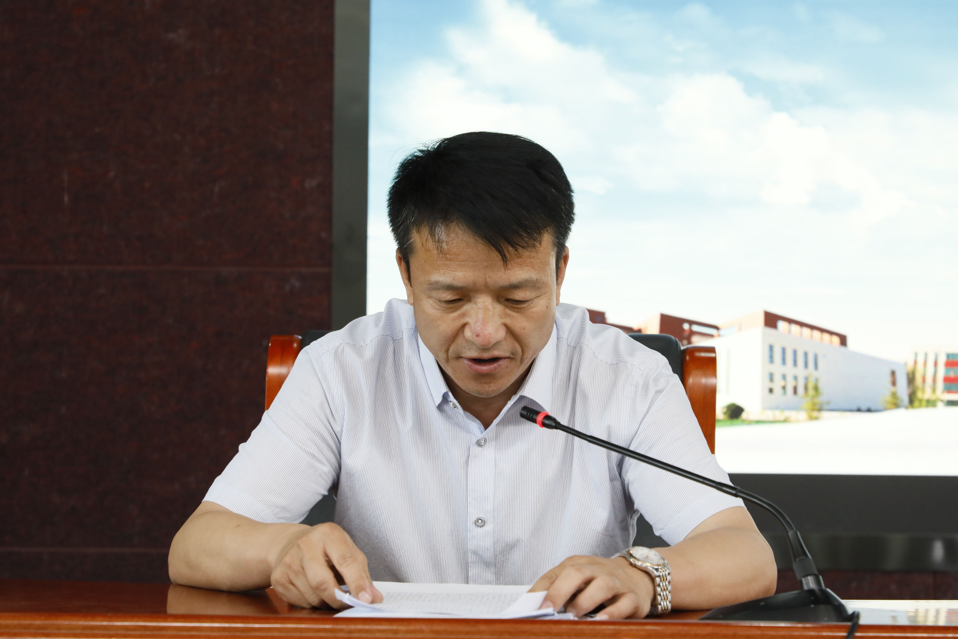 党委书记赵利宁传达学习全国"两会"精神并讲话