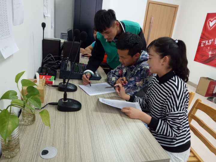 播音主持:海燕燕、李洋.jpg