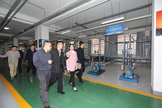 博士参观石油化工实训中心2.jpg