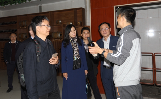 博士参观葡萄酒酿造实训车间2.jpg