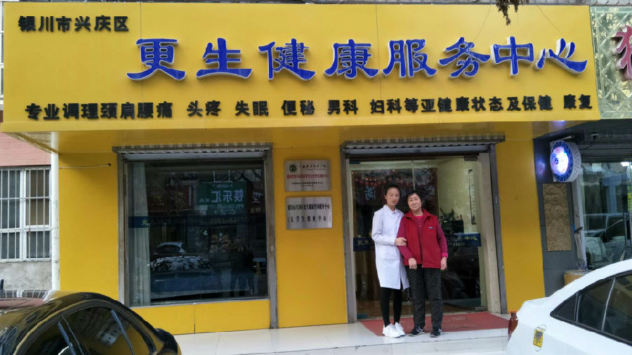 与患者合影.jpg