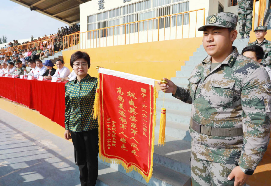 1李秋玲书记赠送锦旗_看图王.jpg